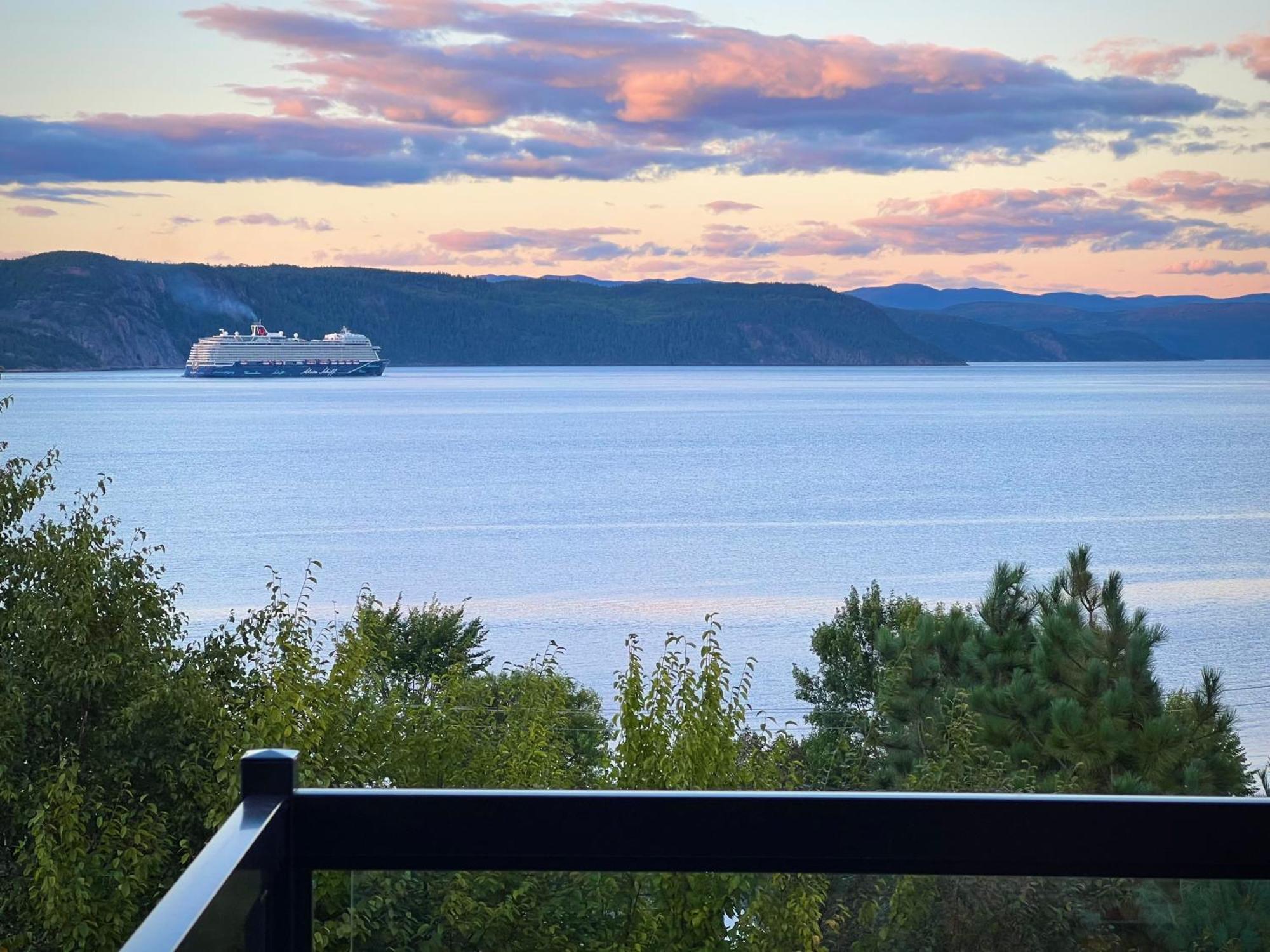 Magical Loft : Breathtaking View & Cozy Fireplace Chicoutimi Esterno foto